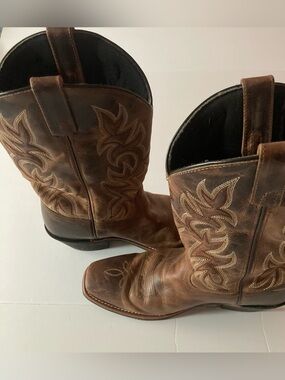 Laredo men’s SZ 9 Brown Leather Cowboy Boots with Embroidered Stitching